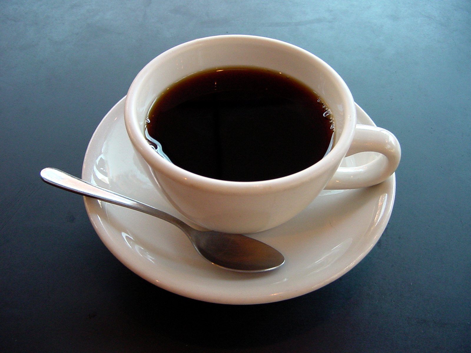 วิทยาศาสตร์ของกาแฟ: คาเฟอีนปลุกสมองเราได้อย่างไร